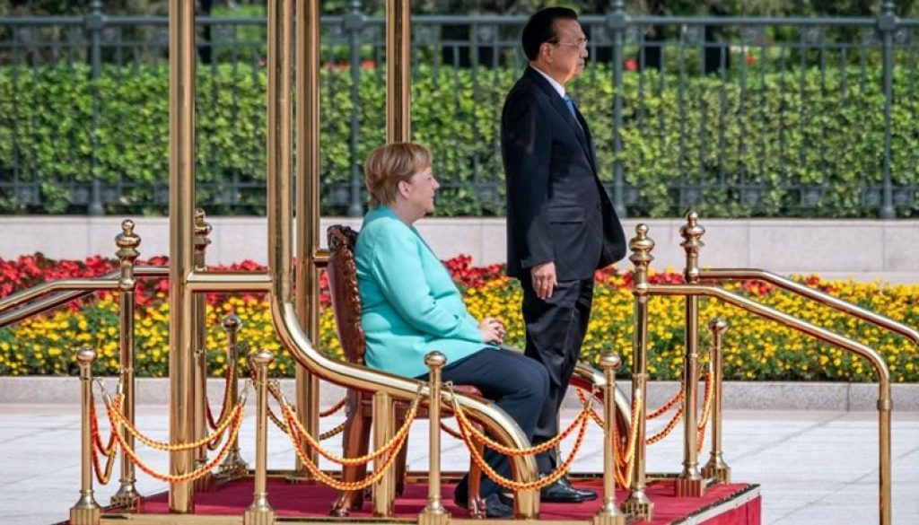 Angela Merkel sitzend Quelle dpa - Kopie
